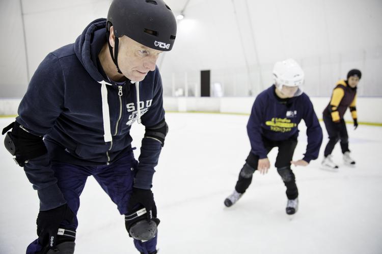 KLUBÅND. Tag del i et fællesskab på is eller i en hal, og mærk, hvor meget det gør for den gode stemning. 