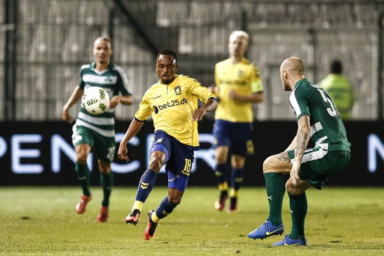hadefuldt? Brøndbys Lebogang Phiri (midt) afslørede efter kampen mod Panathinaikos, at modstandernes Marcus Berg havde kaldt ham en 'abe'. 
