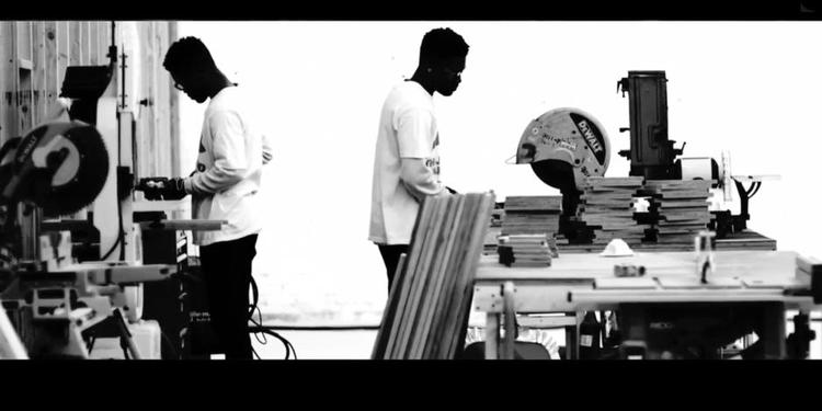 Crooneren. Frank Ocean har i flere år gået og arbejdet på sit andet album. På sit overraskende visuelle værk, der efter sigende ikke er den ventede opfølger, går han rundt og arbejder på en trappe, der ikke fører nogen vegne. Læg dertil titlen, ’Endless’. Manden har humor. Foto fra ’Endless’/Universal 