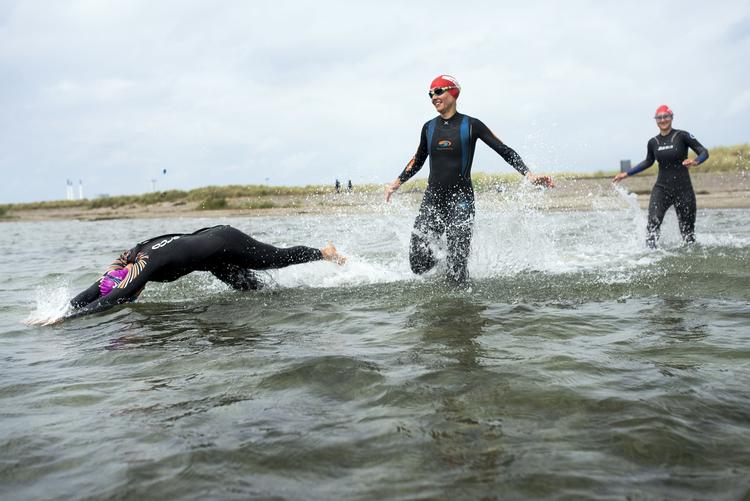 HOVEDSPRING. De tre debuterende jernkvinder afprøver vandet ved den bred, hvorfra de på søndag skal kickstarte deres første Ironman. 