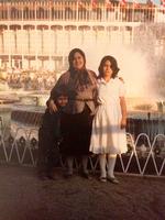 Dengang. Özlem var 10 år, da familien Cekic flyttede til Danmark og bosatte sig på Vesterbro i København. Her er hun i Tivoli med sin bror og mor for første gang. Privatfoto 