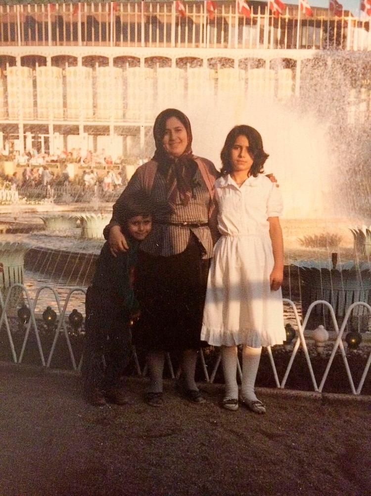 Dengang. Özlem var 10 år, da familien Cekic flyttede til Danmark og bosatte sig på Vesterbro i København. Her er hun i Tivoli med sin bror og mor for første gang. Privatfoto 