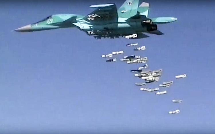 Russisk SU-34 kampfly bomber over Syrien torsdag 18. august. Mindst 26 civile, herunder kvinder og børn, blev dræbt den dag. 