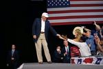 Håndsrækning. Donald Trump har ifølge målinger støtte fra 1 procent af de sorte. I nat han om deres støtte til at blive præsident på et valgmøde i Michigan. 