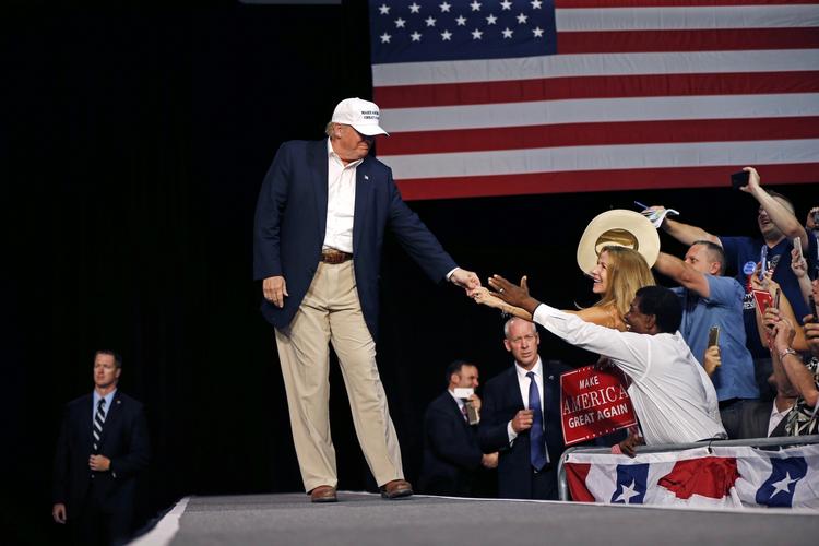 Håndsrækning. Donald Trump har ifølge målinger støtte fra 1 procent af de sorte. I nat han om deres støtte til at blive præsident på et valgmøde i Michigan. 