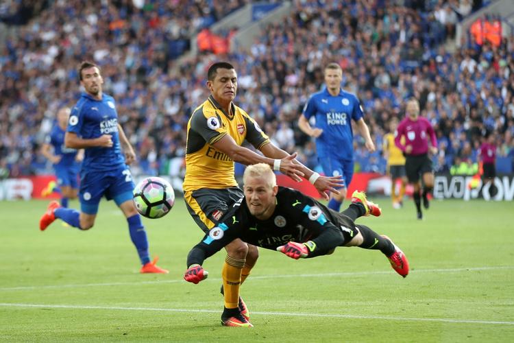 0-0. Kasper Schmeichel sender med et flyvende hovedstød uden for feltet bolden ud af farezonen foran Arsenals Alexis Sanchez. 