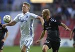 1-1. FCK's Andreas Cornelius (tv) var konstant farlig, når der blev sendt høje bolde ind i AaB's straffesparksfelt. 