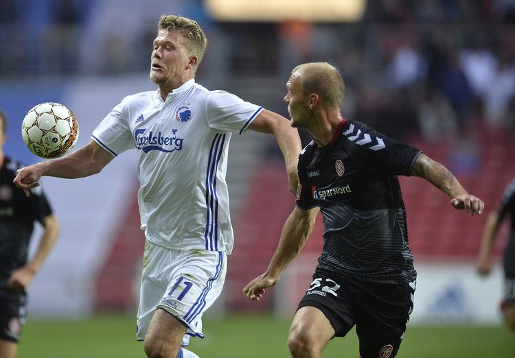 1-1. FCK's Andreas Cornelius (tv) var konstant farlig, når der blev sendt høje bolde ind i AaB's straffesparksfelt. 