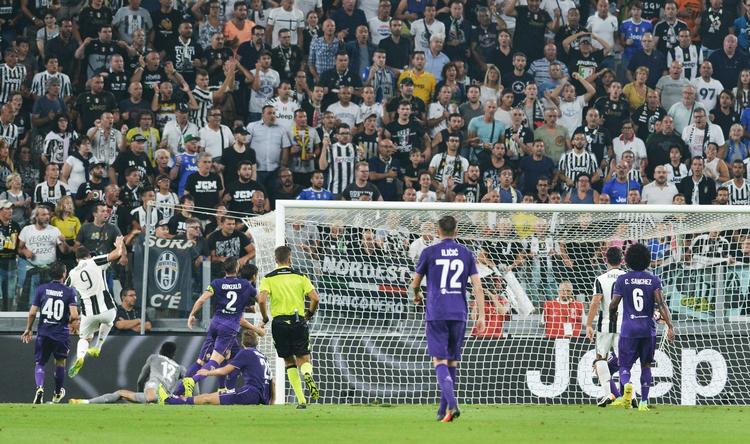 2-1. Gonzalo Higuain (tv) scorer det afgørende mål for sin nye klub mod Fiorentina. 