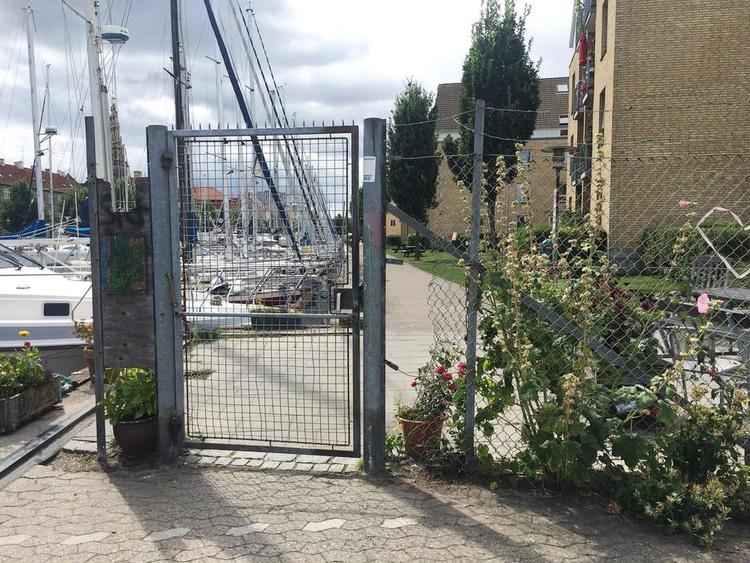 Holddigvæk! Indgangen til Den gule misundelse byder ikke ligefrem velkommen. 