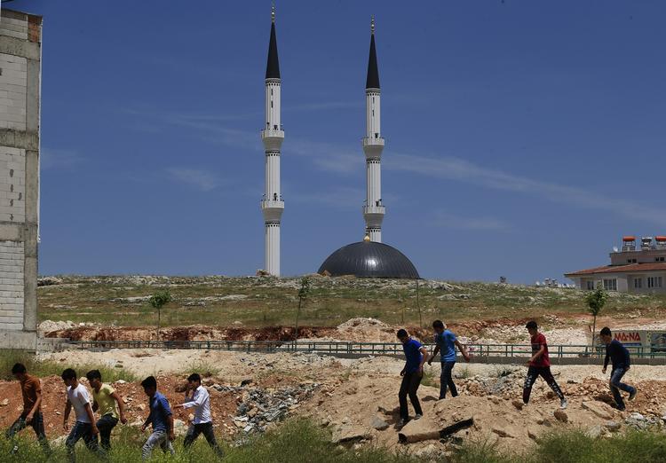 Uro. Syriske flygtninge i en forstad f Gaziantep. Byen, der huser massevis af flygtninge og terrorceller, blev i dag ramt en terrorbombe. 