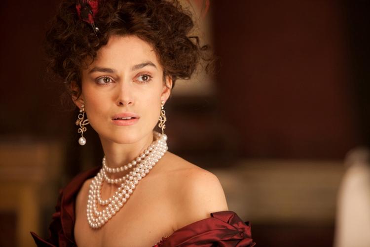 Dramatisering. Romanen Anna Karenina er blevet fortolket af en lang række kunstarter. Blandt andet som ballet og i flere omgang på film - som i 2013, hvor den engelske skuespiller Keira Knightley spillede Anna (billedet) og Jude Law var hendes mand. 