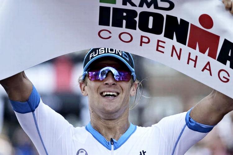 Vinder. Patrik Nilsson i mål på fantomtiden 7.49.18 - den 5. hurtigste tid på Ironman-strækningen nogensinde. 