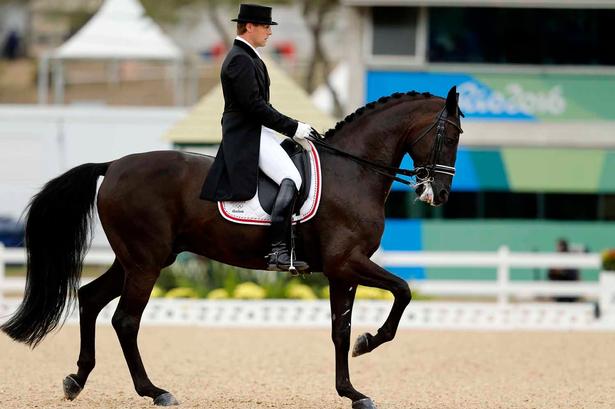 Anders Dahl som øverste den del af det seks-benede OL-makkerpar i dressurkonkurrencen. 