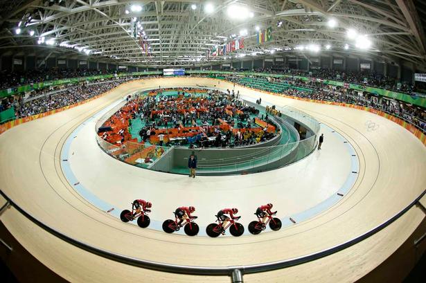 Rundt og rundt og rundt. Cykling, 4.000 meter hold, 1. runde. Lasse Norman Hansen, Niklas Laustsen, Frederik Madsen og Casper von Folsach. 