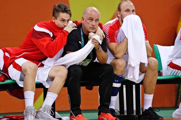 Semifinale Polen - Danmark. Danmarks Michael Damgaard Nielsen, holdleder Kai Johannsen og Henrik Møllgaard tør næsten ikke kigge. 