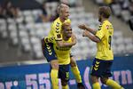 MÅLORGIE. Holdkammeraterne fejrer Hany Mukhtar, der har scoret et forrygende mål til 4-0 i Aarhus. 