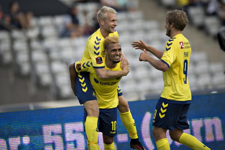 MÅLORGIE. Holdkammeraterne fejrer Hany Mukhtar, der har scoret et forrygende mål til 4-0 i Aarhus. 