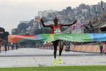 SUVERÆN. Kenyanske Eliud Kipchoge førte mændenes OL-maratonløs fra første til sidste kilometer. 