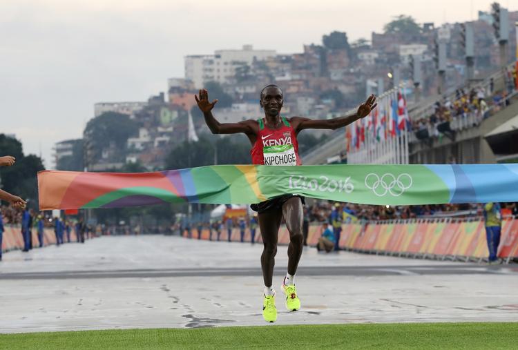 SUVERÆN. Kenyanske Eliud Kipchoge førte mændenes OL-maratonløs fra første til sidste kilometer. 