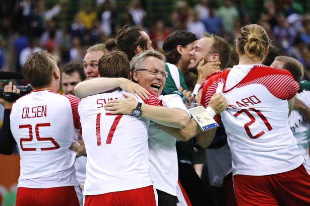 Men det gik godt! Danmarks håndboldherrer tager guldmedaljen efter en hæsblæsende kamp mod Frankrig. 