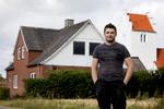 GØR-DET-SELV. Jesper Mortensen sætter selv sit nyindkøbte håndværkertilbud i stand. Han tror på økonomien i boligen, selv om banken sagde nej, og han derfor måtte ud på det alternative lånemarked for at blive husejer. 