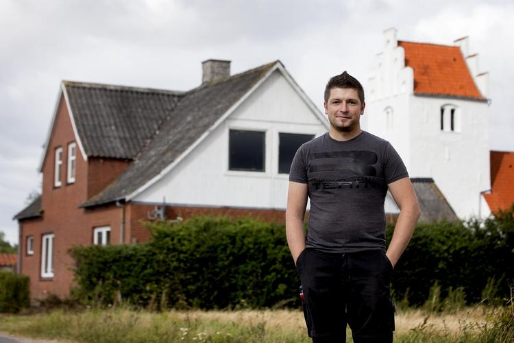 GØR-DET-SELV. Jesper Mortensen sætter selv sit nyindkøbte håndværkertilbud i stand. Han tror på økonomien i boligen, selv om banken sagde nej, og han derfor måtte ud på det alternative lånemarked for at blive husejer. 