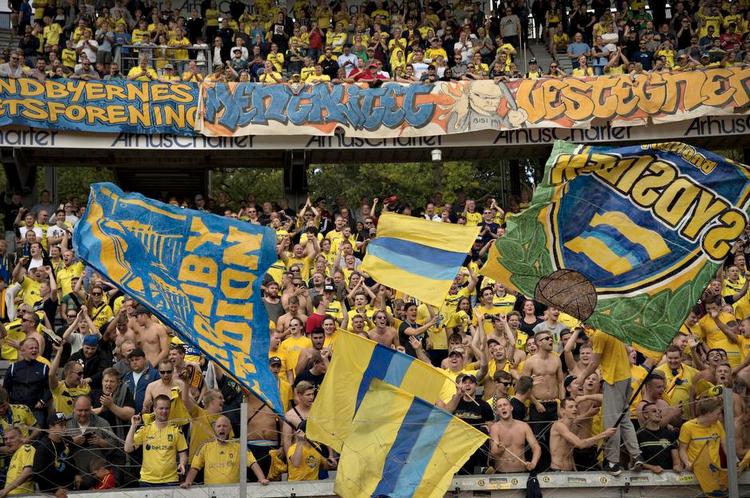 målfest. Tusinder af AGF-fans forlod hurtigt Aarhus stadion, mens Brøndby-fans blev hængende efter 7-0-sejren. 