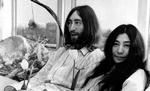 John Lennon med Yoko Ono. 100 ejendele fra deres fælles hjem i New York er dukket op i Berlin og en tidligere chauffør mistænkes for tyveriet. 