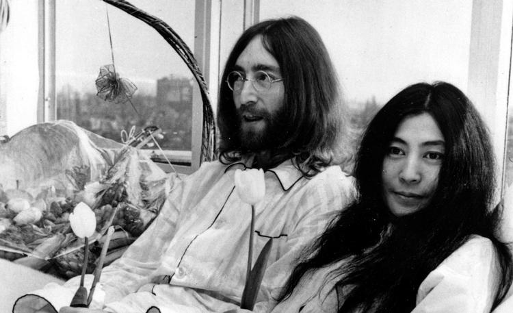 John Lennon med Yoko Ono. 100 ejendele fra deres fælles hjem i New York er dukket op i Berlin og en tidligere chauffør mistænkes for tyveriet. 