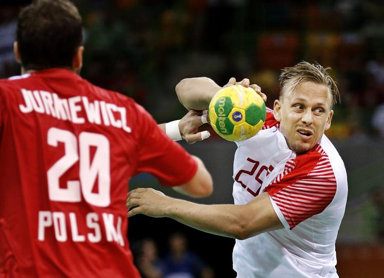 Comeback. »Ærligt talt var min lyst til at tage med landsholdet ret lille. Jeg gad ikke tage med for bare at blive sat af igen og komme ind og ud. Det synes jeg, at jeg havde brugt for meget tid på. Men jeg har aldrig været bitter over ikke at være med«, siger Morten Olsen om sin skiftende tilknytning til landsholdet. 