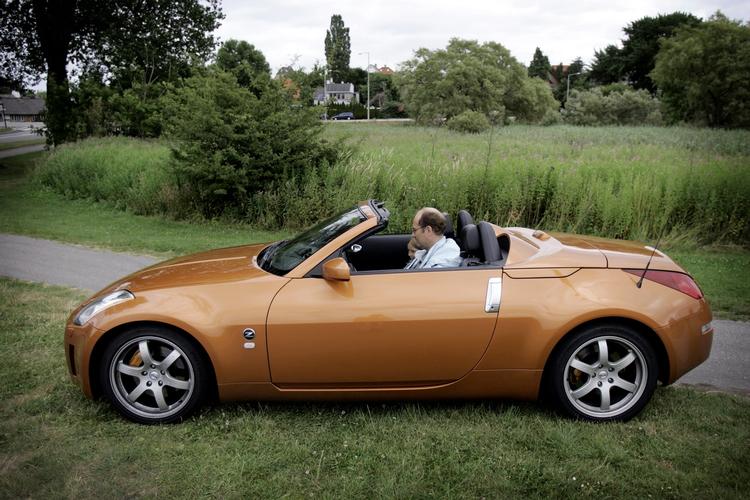 EKSKLUSIV . En Nissan 350 Z er et sjældent syn. Man kan finde en bil fra 175.000 kroner. Som cabriolet vil den dog være dyrere. 