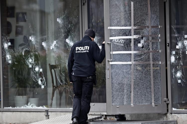 GERNINGSSTED. De mange skudhuller i kulturhuset Krudttøndens facade minder om voldsomheden ved Omar El-Husseins første angreb. 