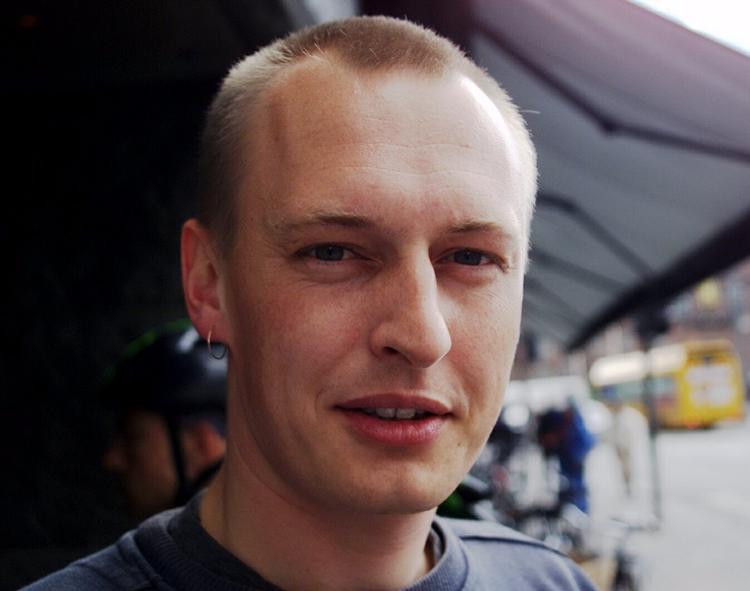 På side 396 når man frem til den sidste tid i forfatterens liv. Og man forbavses ikke over, at den dødssyge Ejersbo ønskede at arbejde mest muligt længst muligt. Arkivfoto fra 2000. 