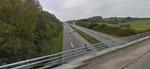 e20. Broen, hvor Langesøvej krydser den fynske motorvej. Det var herfra ukendte gerningsmænd i nat kastede en betonflise, der ramte en bil. 