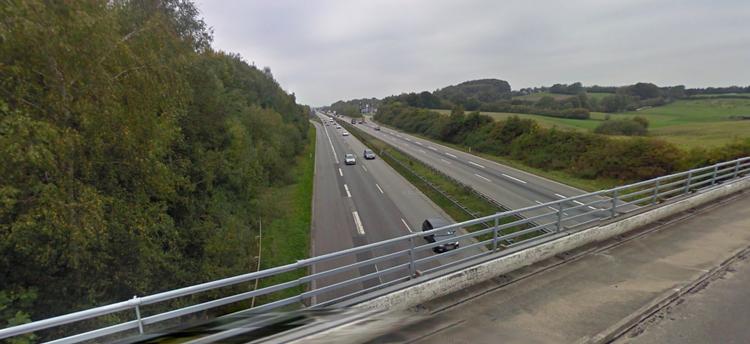e20. Broen, hvor Langesøvej krydser den fynske motorvej. Det var herfra ukendte gerningsmænd i nat kastede en betonflise, der ramte en bil. 