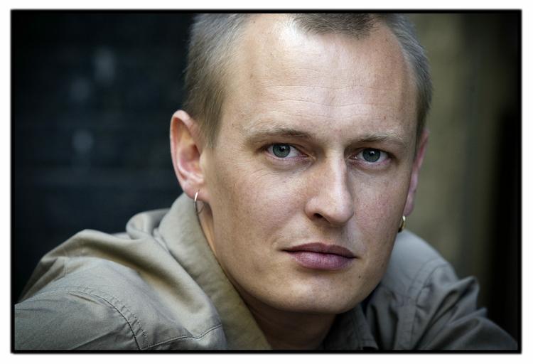 Nærgående. Jakob Ejersbo gik meget tæt på virkeligheden i sine romaner. 