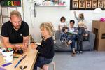 Travlhed. Morten Brix Daugberg (tv.) savner flere kolleger til at tage ordentligt hånd om børnenes forskelle, og nogle dage har han alt for travlt. , og ikke bare »vilkårlige hænder udefra«. Foto: Ivan Riordan Boll 