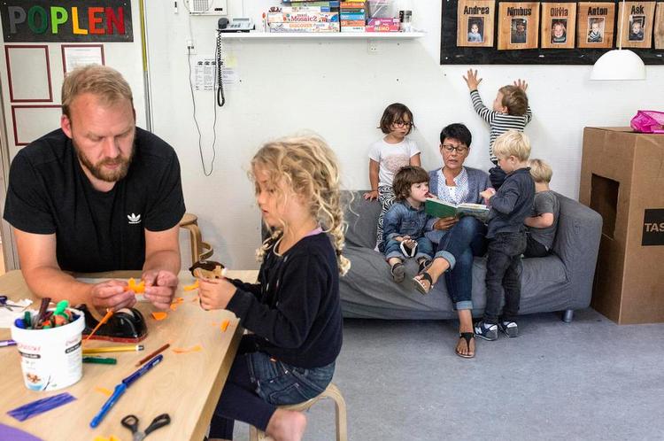Travlhed. Morten Brix Daugberg (tv.) savner flere kolleger til at tage ordentligt hånd om børnenes forskelle, og nogle dage har han alt for travlt. , og ikke bare »vilkårlige hænder udefra«. Foto: Ivan Riordan Boll 