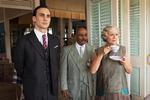 episk. Henry Lloyd-Hughes, Indi Nadarajah og Julie Walters i ’Imperiets sensommer’. Foto: All3Media 