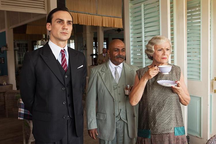 episk. Henry Lloyd-Hughes, Indi Nadarajah og Julie Walters i ’Imperiets sensommer’. Foto: All3Media 