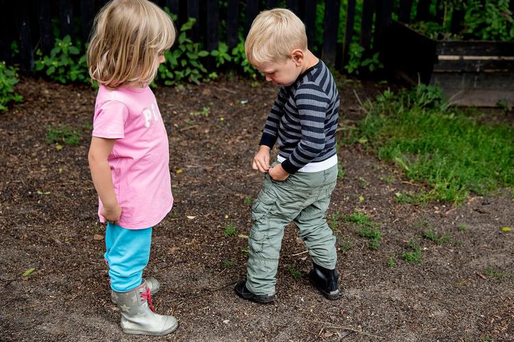 bagud. En stor undersøgelse viser, at en stor gruppe børn er to år bagud med deres sprog, når de begynder i skolen. 