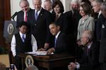 Obamacare. Det var et historisk øjeblik, da Præsident Obama satte signatur på sin sunhedsreform. Men systemet er kommet under pres. 