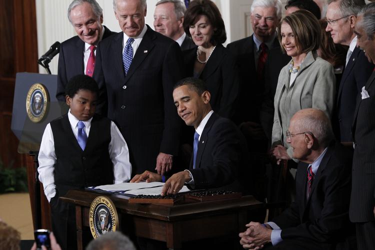Obamacare. Det var et historisk øjeblik, da Præsident Obama satte signatur på sin sunhedsreform. Men systemet er kommet under pres. 