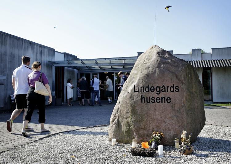 Drab. En medarbejder på bostedet Lindegården blev dræbt langfredag i år, da en beboer stak hende ned med en brødkniv. Det er blandt andet denne hændelse, som regeringen nu reagerer på. 