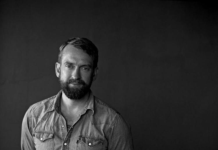 Kulturforbruger. Selvom journalist Rune Skyum-Nielsen har haft travlt med sin nye biografi om Jakob Ejerbo, har han også fundet tid til selv at læse. Senest har Kim Leines 'Profeterne i Evighedsfjorden' imponeret ugens kulturforbruger. 