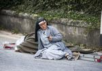 Internationalt. En nonne tjekker sin mobiltelefon i Amatrice, efter jordskælvet ramte byen. 