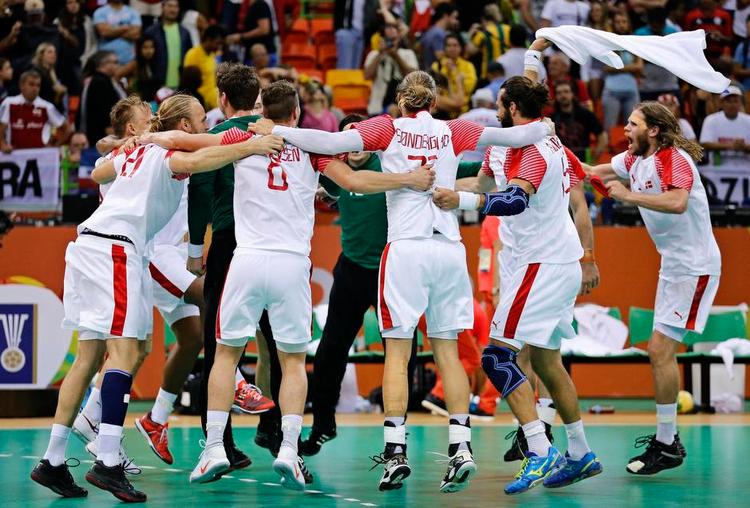 FEST. Stor dansk forløsning, da dennervepirrende semifinale var endt medsejr over Polen. 