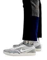 Skosamarbejde. »Der er regler for alt, men det er muligt at skubbe grænserne, hvis man gør det på den rigtige måde«, siger Silas Adler om mødet med Nike. Her ses den mest avancerede af de to sko, han har designet til sportsmærket. Nike SB Koston 3 Hyperfeel x Soulland hedder den og er moderne opbygget i vævet materiale og med indbygget sok. 