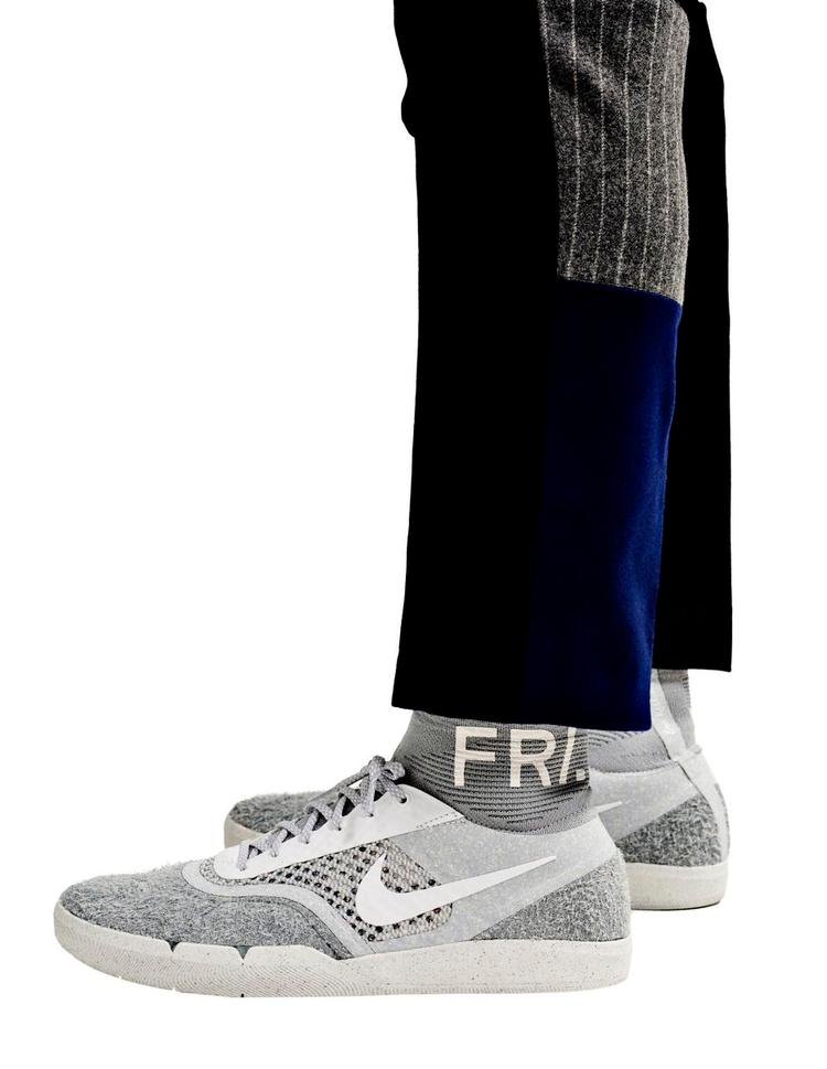 Skosamarbejde. »Der er regler for alt, men det er muligt at skubbe grænserne, hvis man gør det på den rigtige måde«, siger Silas Adler om mødet med Nike. Her ses den mest avancerede af de to sko, han har designet til sportsmærket. Nike SB Koston 3 Hyperfeel x Soulland hedder den og er moderne opbygget i vævet materiale og med indbygget sok. 